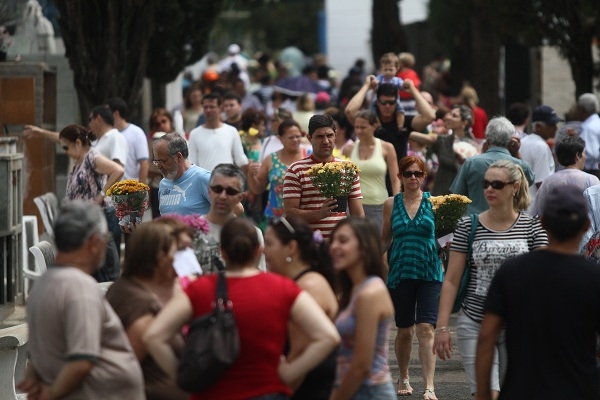 Cemitério da Saudade, no Centro, esteve lotado na manhã desta sexta-feira